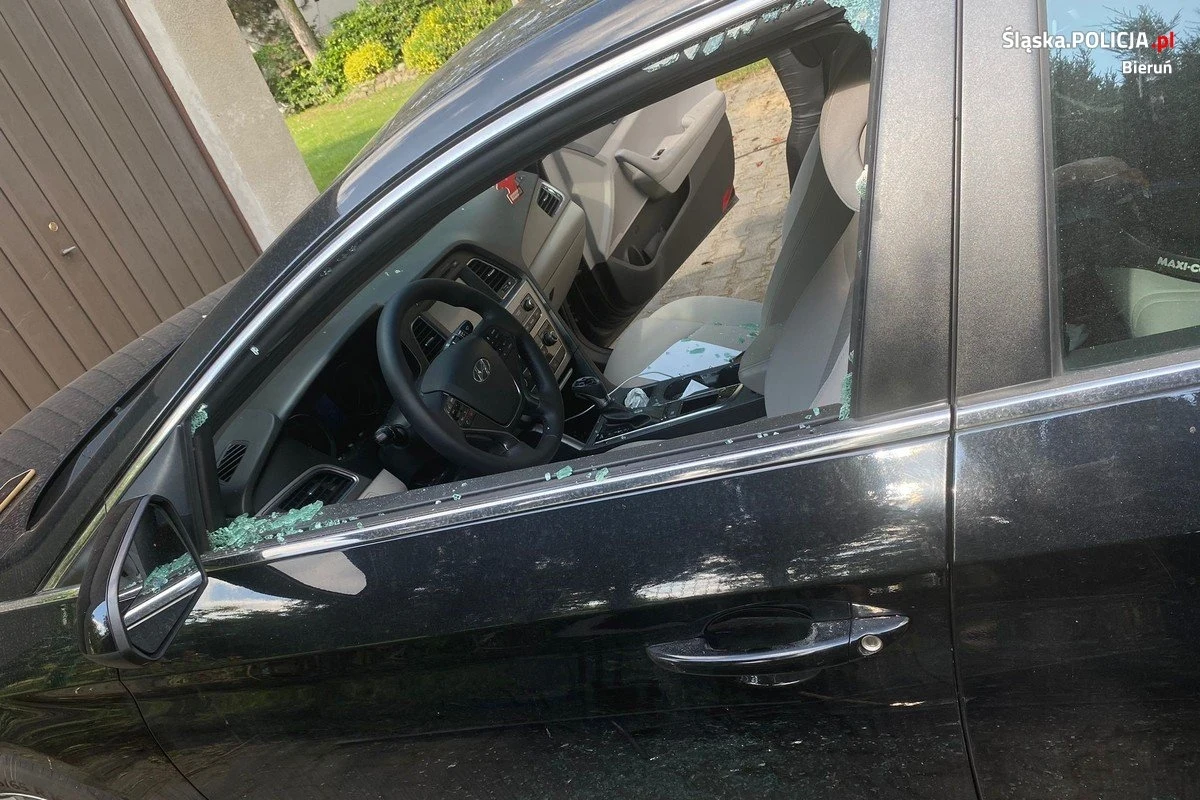 1,5 - rocznego chłopczyka uratowali bieruńscy policjanci. Dziecko było zatrzaśnięte w szybko nagrzewającym się samochodzie. 