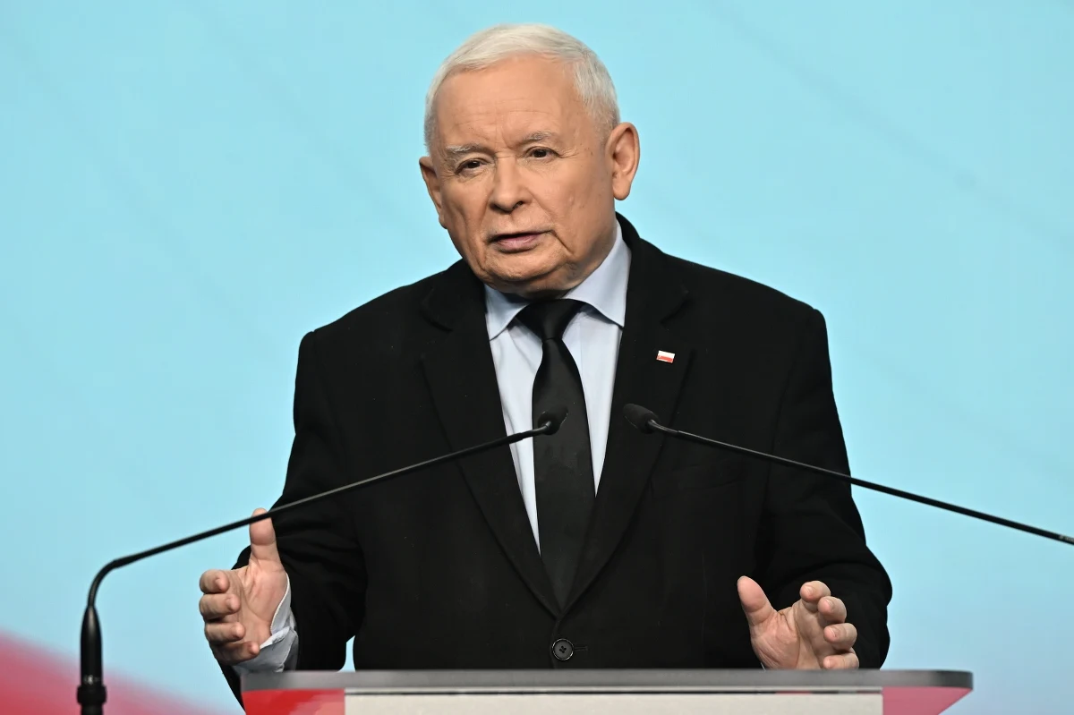 "To jest sukces. W polityce czasem trzeba iść na różnego rodzaju kompromisy" - tak prezes Prawa i Sprawiedliwości Jarosław Kaczyński skomentował czwartkowy wybór Łukasza Smółki na marszałka Małopolski. Wcześniej walkę o to stanowisko aż 5 razy przegrał inny kandydat PiS-u - Łukasz Kmita. 