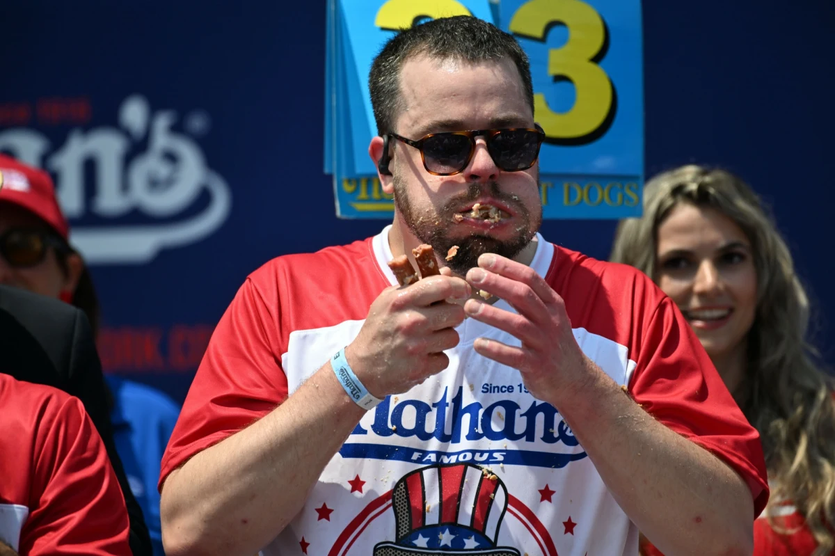 58 hot dogów w 10 minut zjadł Patrick Bertoletti, zwycięzca tegorocznych zawodów w jedzeniu ich na czas rozgrywanych w Nowym Jorku. Wśród kobiet triumfowała Miki Sudo, która pochłonęła 51 bułek z parówką. Zawody obserwowało ok. 40 tys. osób.