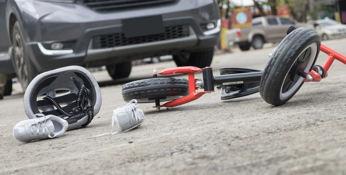 Bmw kierowane przez pijanego kierowcę wjechało w grupę dzieci na rowerach na ulicy Kosmowskiej w Borzęcinie Dużym (woj. mazowieckie). Samochód potrącił dwóch 12-latków. Jedno z dzieci zginęło na miejscu, drugie walczy o życie.