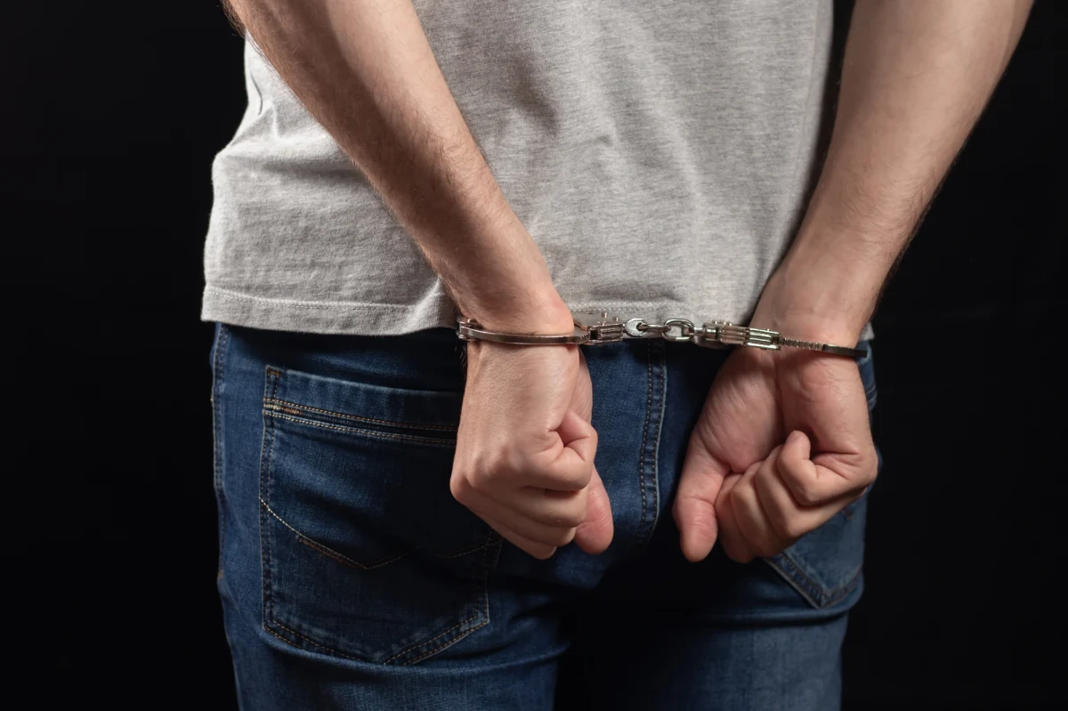 Dwaj 17-latkowie, którzy kilka dni temu na oczach wielu świadków pobili w lesie w Legionowie 15-latka, usłyszeli w piątek zarzuty. Zastosowano wobec nich dozór policyjny, mają zakaz zbliżania się do pokrzywdzonego. Pobity chłopiec ma uszkodzoną szczękę i złamany nos. Linczowi na nim miało przyglądać się 40-50 osób. Nagranie z pobicia krążyło w social mediach. 