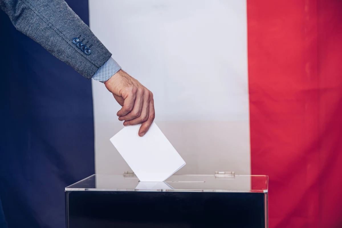 We Francji trwa cisza wyborcza przed jutrzejszą drugą turą przedterminowych wyborów parlamentarnych. Większość sondaży wskazuje na ponowną wygraną skrajnej prawicy. Korespondent RMF FM, Marek Gładysz zauważa, że wyniki mogą nie pozwolić jej uzyskać bezwzględnej większości w Zgromadzeniu Narodowym.