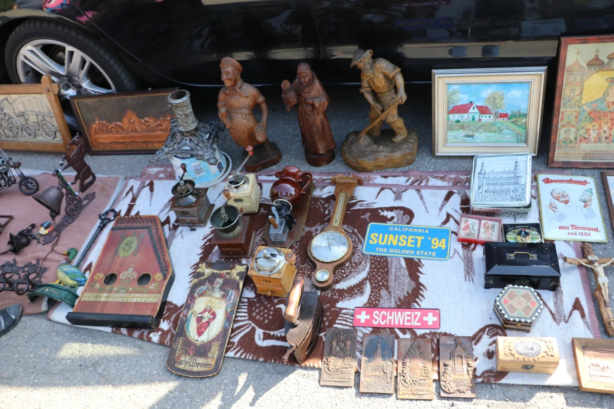 Miłośnicy starych przedmiotów spotykają się dziś w Bytomiu-Szombierkach. W każdą pierwsza sobotę miesiąca odbywa się tam jarmark staroci.