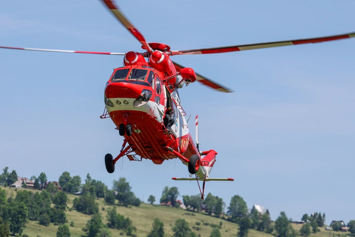 "Ratownicy TOPR na pokładzie śmigłowca przetransportowali do Zakopanego ciało młodego turysty, który spadł w przepaść idąc Orlą Percią pomiędzy Pośrednim a Zadnim Granatem" - poinformował ratownik dyżurny Jakub Hornowski.