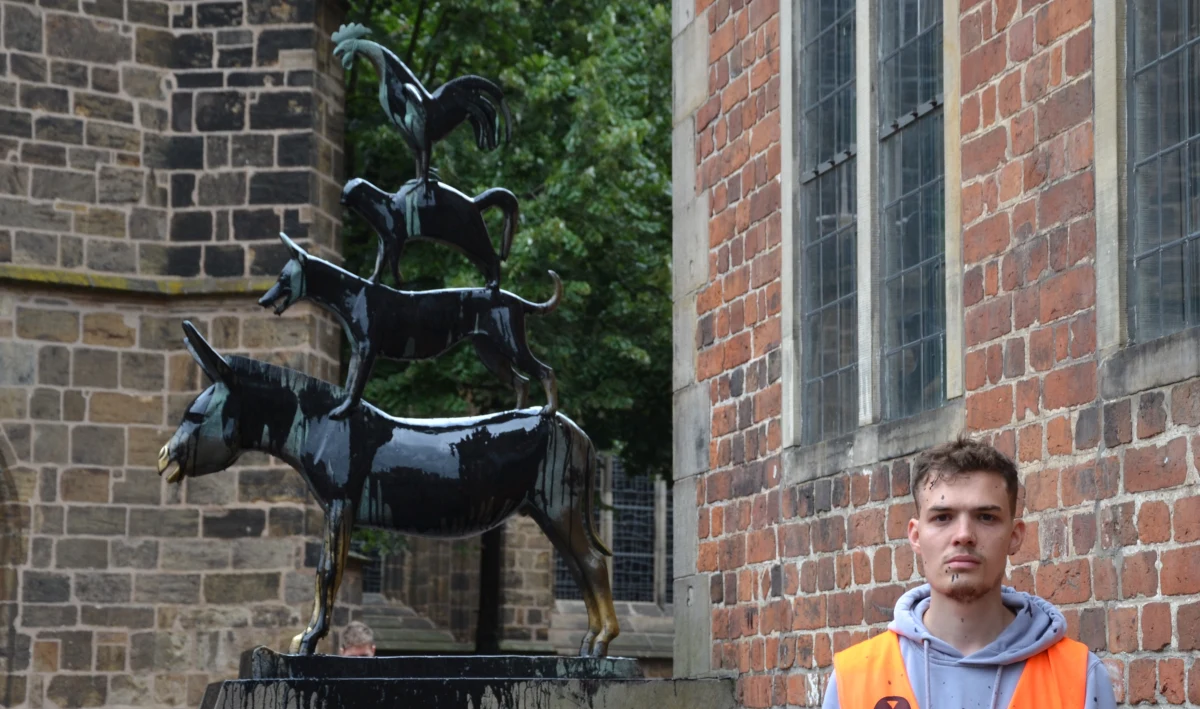 Aktywiści klimatyczni z grupy Ostatnie Pokolenie znów dali o sobie znać, biorąc na cel dzieło sztuki. Tym razem oblali farbą pomnik muzykantów z Bremy - bohaterów baśni braci Grimm.