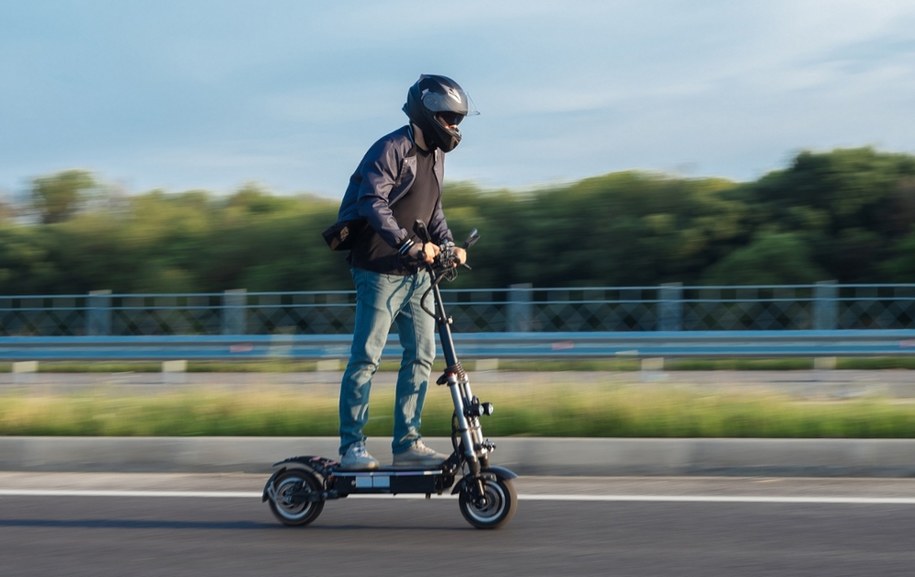 Pijany mężczyzna na hulajnodze jechał autostradą pod prąd