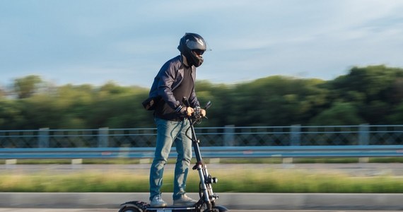 Ponad dwa promile alkoholu miał mężczyzna, który w sobotę po południu jechał hulajnogą pod prąd autostradą A6 w Zachodniopomorskiem. Otrzymał dotkliwą karę. 