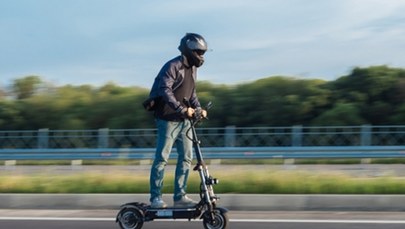 Pijany mężczyzna na hulajnodze jechał autostradą pod prąd