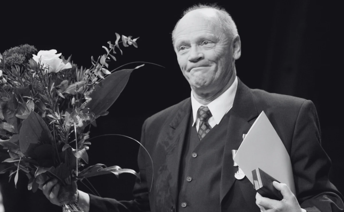 ​W wieku 79 lat zmarł aktor Feliks Szajnert - poinformował w sobotę Teatr im. Juliusza Słowackiego w Krakowie, na deskach którego występował przez niemal pół wieku.