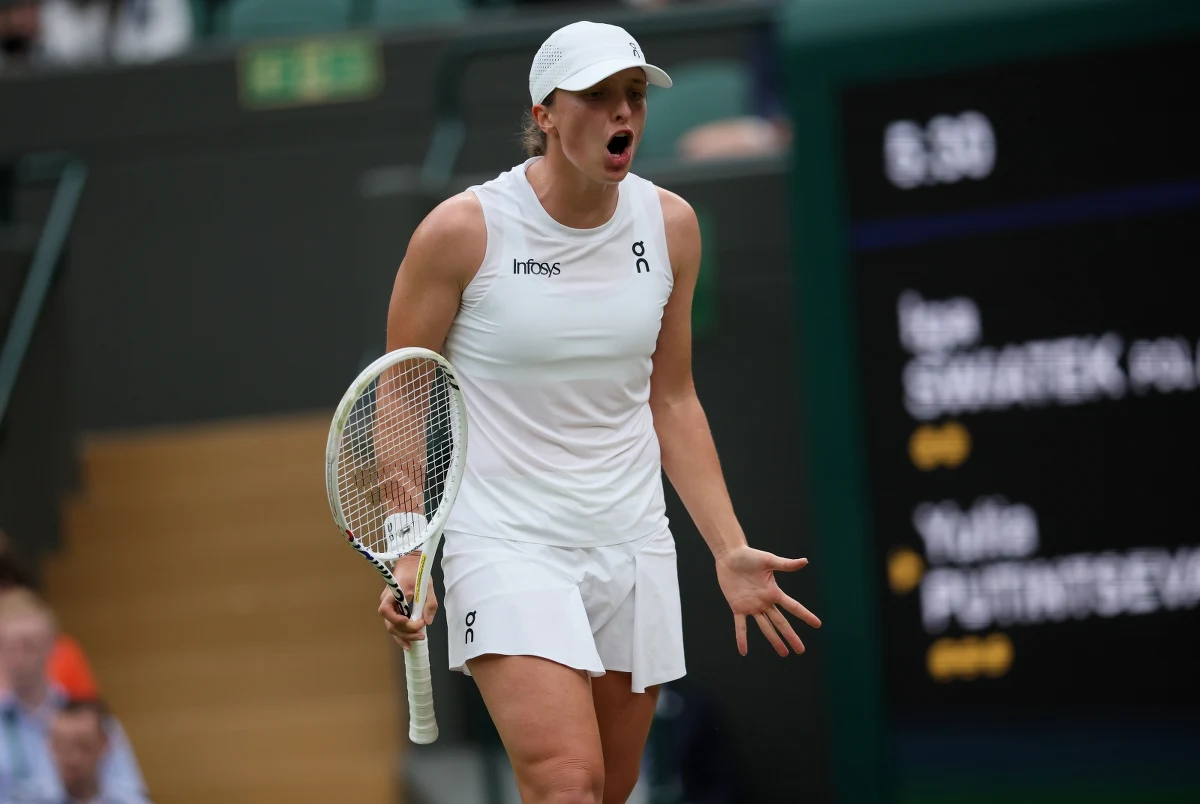 Iga Świątek na trzeciej rundzie zakończyła swoją przygodę z Wimbledonem. Polska tenisistka po blisko dwugodzinnym boju przegrała 6:3, 1:6, 2:6 z Julią Putincewą z Kazachstanu. Putincewa przerwała serię 21 wygranych meczów Świątek.