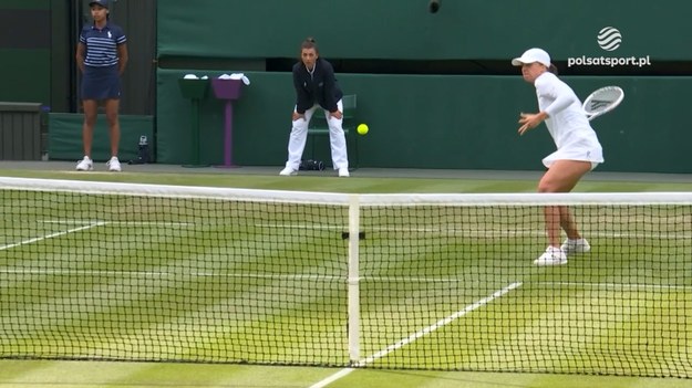 Iga Świątek w trzeciej rundzie Wimbledonu zmierzyła się z Julią Putincewą. Polka wygrała pierwszego seta, jednak później lepsza okazała się rywalka. Zobacz najlepsze akcje Świątek podczas tegorocznej edycji Wimbledonu. 

Transmisje z Wimbledonu można oglądać na sportowych antenach Polsatu oraz w Polsat Box Go
