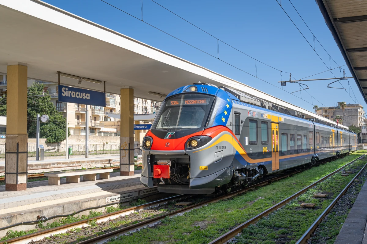 Całodobowy strajk na kolei we Włoszech rozpoczął się w sobotę wieczorem. Do strajku, ogłoszonego przez kilka autonomicznych związków zawodowych na tle płacowym, przystąpili pracownicy kolei państwowych i prywatnych. Możliwe są utrudnienia w ruchu pociągów, także dużych prędkości.