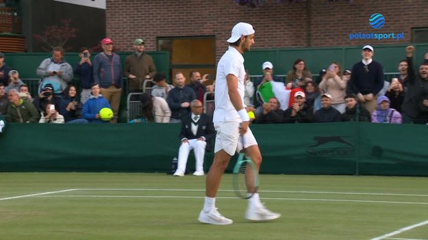 Skrót meczu Francisco Comesana - Lorenzo Musetti.

Transmisje z Wimbledonu można oglądać na sportowych antenach Polsatu oraz w Polsat Box Go