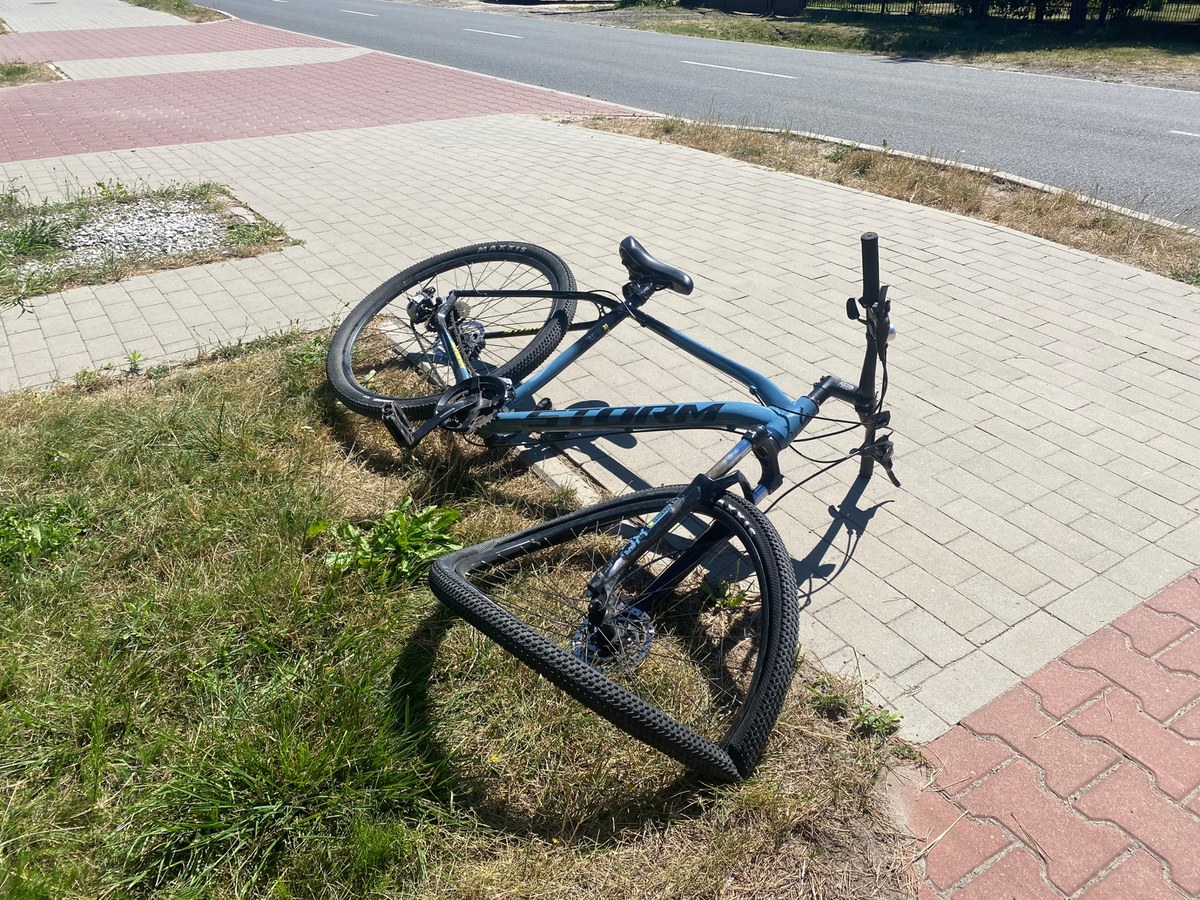 Na 3 miesiące został aresztowany 26-letni sprawca piątkowego wypadku w Borzęcinie Dużym na Mazowszu. To on po pijanemu wjechał w rowerzystów, którzy byli na chodniku. 12-letni chłopiec zginął na miejscu, a jego rówieśnik został ranny. Prokuratura informuje, że w czasie przesłuchania 26-latek przyznał się do winy, ale nie wyraził skruchy. 