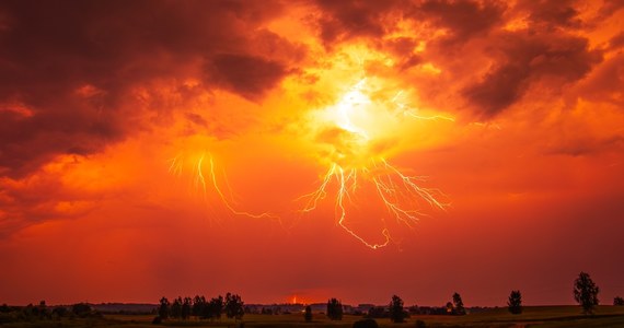 Dziś od południa obowiązują alerty drugiego stopnia dotyczące ponad trzydziestostopniowej temperatury w województwie podkarpackim, na Lubelszczyźnie, we wschodniej części Mazowsza, a także na południu Podlasia. Dla tych regionów oraz dla Małopolski wydano również ostrzeżenia pierwszego i drugiego stopnia przed burzami.