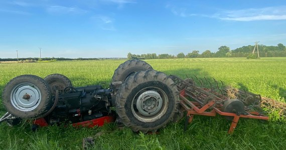 Traktorzysta zmarł na miejscu po tym, jak przygniótł go ciągnik rolniczy. Do tego dramatycznego wypadku doszło na lokalnej drodze w miejscowości Obory, w gminie Kwidzyn, w województwie pomorskim.