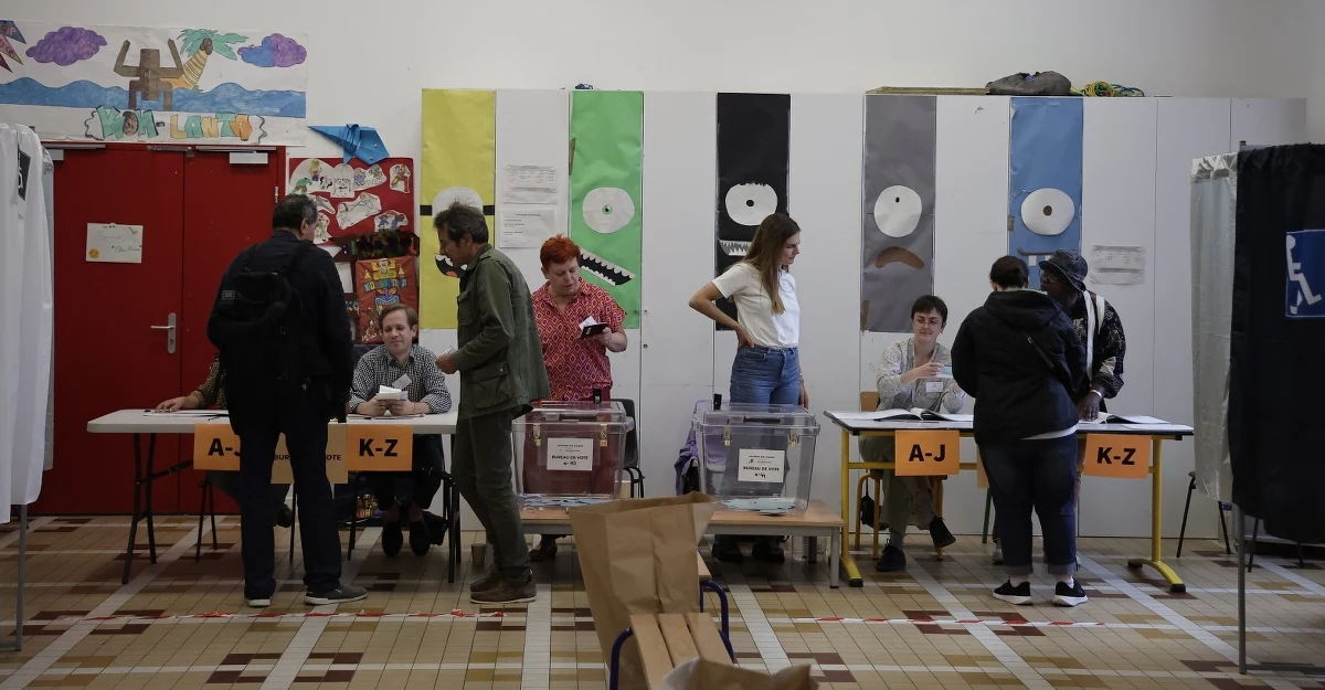 Druga tura wyborów we Francji rozstrzygnie, czy skrajnie prawicowe Zjednoczenie Narodowe, zwycięzca pierwszej tury, uzyska wystarczającą do utworzenia rządu liczbę mandatów w parlamencie. Sondaże nie dają mu tej większości, ale komentatorzy i politycy uważają, że nic nie jest przesądzone.