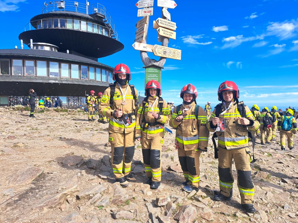 Na szczyt Królowej Karkonoszy strażacy wchodzą w pełnym umundurowaniu, które waży około 20 kg. Wszystko po to, by wesprzeć działania Fundacji DKMS, zachęcić do rejestracji w bazie dawców szpiku oraz okazać solidarność z pacjentami hematoonkologicznymi. Ok. 500 strażaków zdobyło Śnieżkę w sobotę, a kolejne 500 osób wchodzi na szczyt dziś.