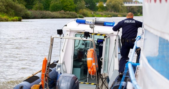 "Młody mężczyzna utonął w Jeziorze Białym w Okunince, w województwie lubelskim. Trwa ustalanie jego tożsamości" – poinformowała policja. Na dryfujące zwłoki natrafił przypadkowy turysta. 