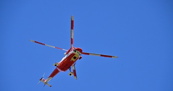 Do zakopiańskiego szpitala trafił mężczyzna, który dziś o poranku spadł do Studni w Mnichu, w okolicach Morskiego Oka. Do południa trwała akcja ratunkowa TOPR-u, a po godz. 13 ratownicy poinformowali, że taternika szczęśliwie udało się wyciągnąć z jaskini. Mężczyzna doznał wielu obrażeń, między innymi głowy. 