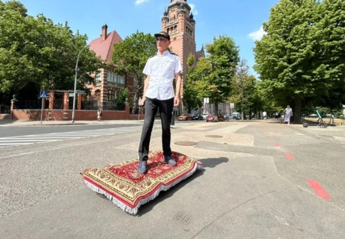 Mówią o nim "szczeciński Alladyn". Gdy na ulice miasta wyrusza na swoim pojeździe, nie ma przechodnia, który by się nie obejrzał. Władysław Stec własnoręcznie zbudował... latający dywan. Nad wyraz oryginalna rzecz powstała w mieszkaniu, gdzie twórca od lat majsterkuje. W te wakacje w RMF FM chcemy pokazać całej Polsce, jakie niezwykłe przedmioty powstają w przydomowych warsztatach czy garażach.