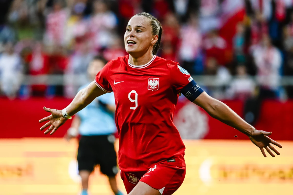 "Chcę mieszkać blisko centrum treningowego, bo na razie słabo znam miasto. Nie mogę doczekać się meczu na Camp Nou" - mówi Ewa Pajor, która niedawno podpisała kontrakt z Barceloną - w ostatnich latach najlepszą kobiecą drużyną kontynentu. Na razie nasza piłkarka ma przed sobą wyzwania związane z reprezentacją Polski, która w najbliższym tygodniu rozegra dwa mecze eliminacji mistrzostw Europy.