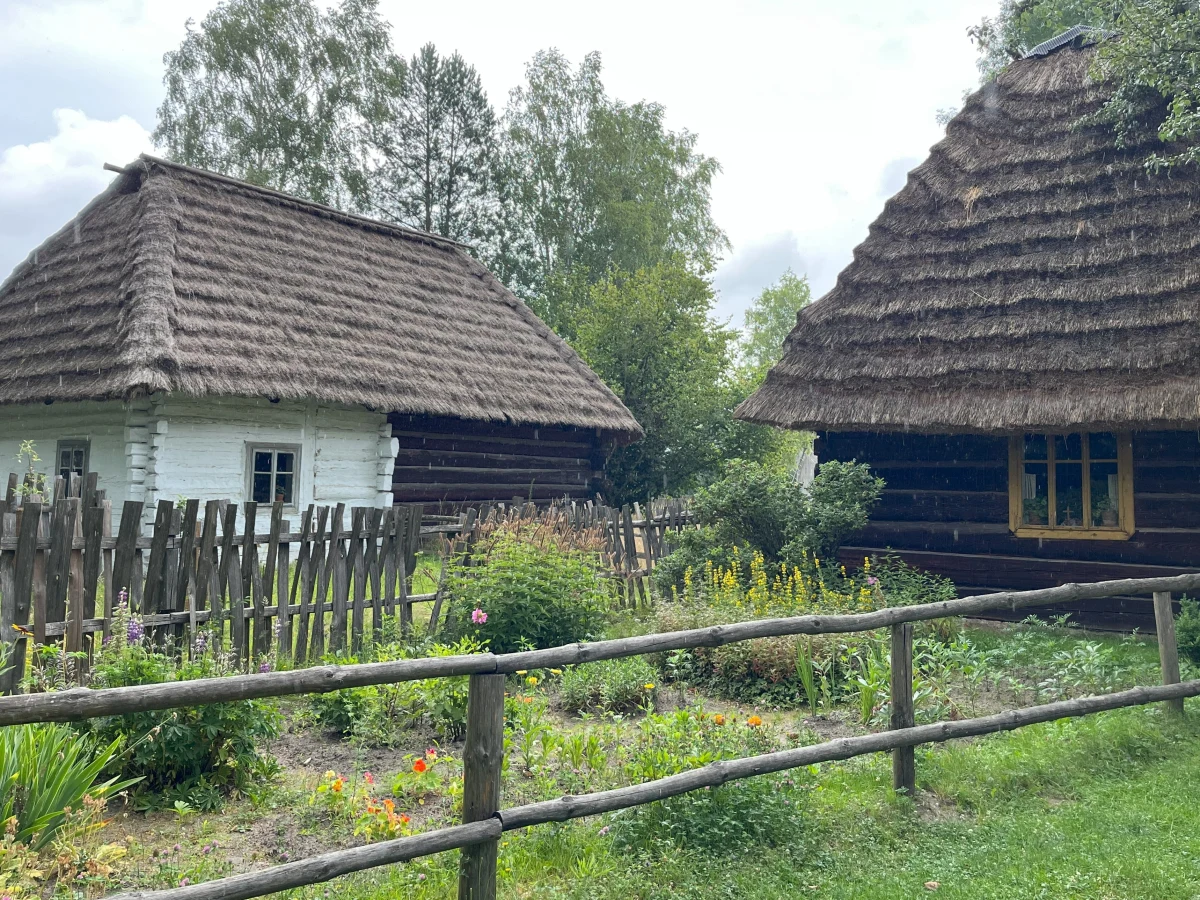 W Faktach RMF FM odwiedzamy tego lata miejsca znane dzięki filmowcom. Skansen w Kolbuszowej był planem serialu "1670", którego drugi sezon właśnie powstaje. 