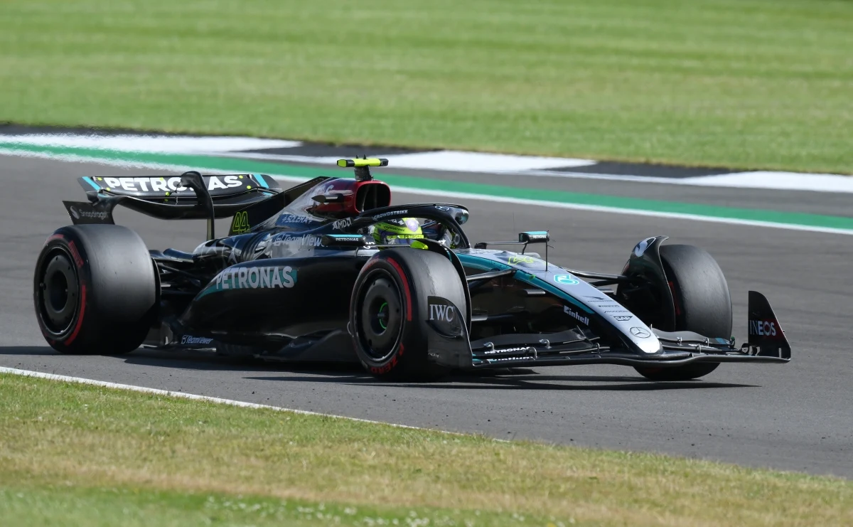 ​Siedmiokrotny mistrz świata Brytyjczyk Lewis Hamilton z zespołu Mercedes wygrał 12. rundę mistrzostw świata Formuły 1 - wyścig o Grand Prix Wielkiej Brytanii na torze Silverstone. Hamilton zwyciężył na tym torze po raz dziewiąty w karierze.