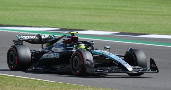 ​Siedmiokrotny mistrz świata Brytyjczyk Lewis Hamilton z zespołu Mercedes wygrał 12. rundę mistrzostw świata Formuły 1 - wyścig o Grand Prix Wielkiej Brytanii na torze Silverstone. Hamilton zwyciężył na tym torze po raz dziewiąty w karierze.