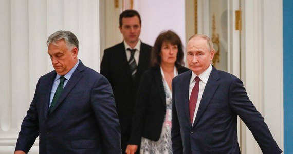 Viktor Orban postawił całą Europę na nogi i nie zamierza się zatrzymywać. Premier Węgier zapowiedział, że po wizycie w Moskwie będzie miał kilka "równie zaskakujących" wizyt, o których opinia publiczna dowie się w ostatnim momencie. Węgierski portal 444.hu poinformował, że Orban jest w drodze do Pekinu, gdzie ma wylądować w poniedziałek rano.
