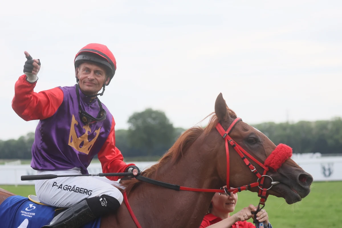 Szwedzki dżokej Per-Anders Graberg na 3-letniej kasztanowatej klaczy Magnezja wygrał na służewieckim torze 80. prestiżową gonitwę na dystansie 2400 metrów. Do wyścigu zgłoszono dwadzieścia koni - siedem klaczy i trzynaście ogierów.