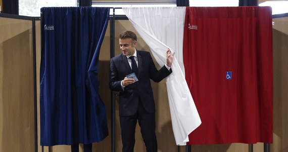 Prezydent Francji Emmanuel Macron nie skomentuje dziś oficjalnie sondażowych wyników wyborów parlamentarnych. Wieczorem oświadczenie w sprawie wyborów wydał Pałac Elizejski.