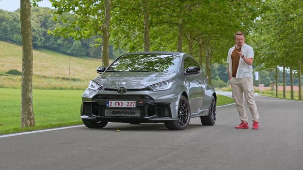 „Jedź, zepsuj, napraw, jedź dalej” – zasada przyświecająca inżynierom Toyoty doprowadziła do sytuacji, w której japoński producent wypuszcza na rynek odświeżoną wersję modelu z gruntownymi zmianami w silniku. Sprawdzamy, jak jeździ nowa Toyota GR Yaris.