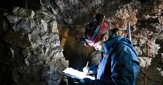 Poroża reniferów i kości niedźwiedzia jaskiniowego odkryli archeolodzy, którzy wznowili badania w Jaskini Raj w Górach Świętokrzyskich. "Poroży reniferów jest naprawdę bardzo dużo" - mówi kierowniczka badań. 