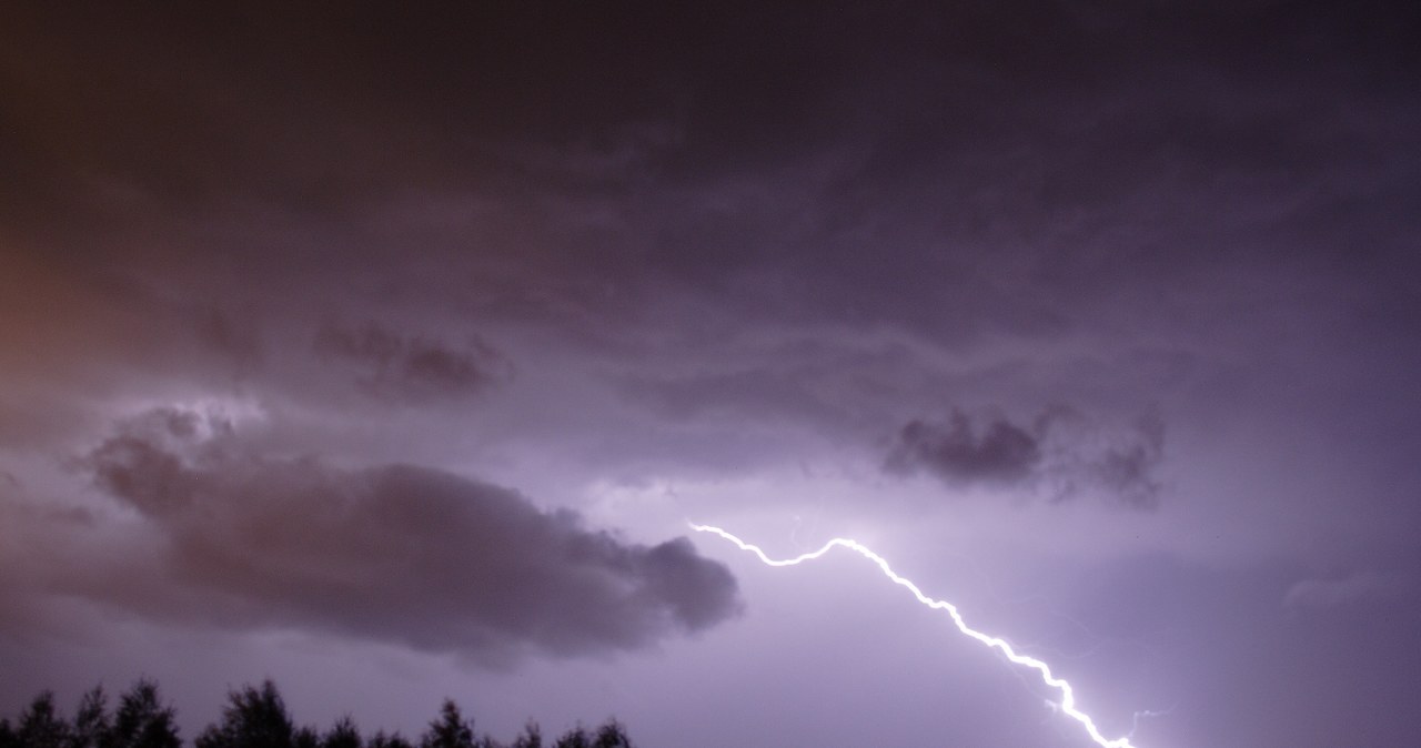  Silny wiatr, ulewny deszcz i grad. Nowy alert RCB w dwóch województwach