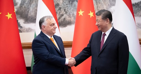 O "stworzenie warunków" do bezpośredniego dialogu między Ukrainą i Rosją zaapelował przywódca Chin Xi Jinping w poniedziałek podczas spotkania w Pekinie z premierem Węgier Viktorem Orbanem - podały państwowe media. "Oprócz Rosji i Ukrainy koniec wojny zależy od decyzji trzech światowych mocarstw: USA, Unii Europejskiej i Chin" - przekazał po spotkaniu Viktor Orban.