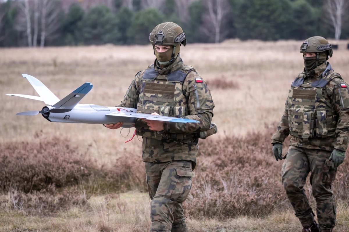 Polska ma szansę sprzedać Korei Południowej drony. W weekend - jak ustalił dziennik "Donga Ilbo" - do Warszawy przyjedzie południowokoreańska delegacja, która przeanalizuje wydajność i skuteczność polskich bezzałogowców. Zdaniem ekspertów Seul musi zwiększyć liczbę dronów, by reagować na zagrożenie ze strony Pjongjangu.