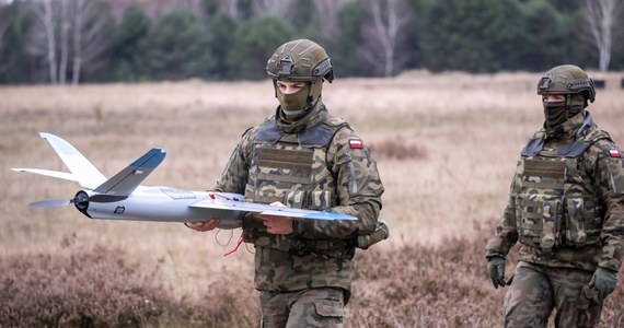 Polska ma szansę sprzedać Korei Południowej drony. W weekend - jak ustalił dziennik "Donga Ilbo" - do Warszawy przyjedzie południowokoreańska delegacja, która przeanalizuje wydajność i skuteczność polskich bezzałogowców. Zdaniem ekspertów Seul musi zwiększyć liczbę dronów, by reagować na zagrożenie ze strony Pjongjangu.