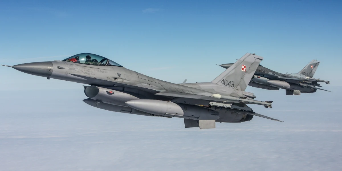 "Uwaga, lotnictwo dalekiego zasięgu Federacji Rosyjskiej ponownie rozpoczęło ostrzał rakietowy na teren Ukrainy. W związku z kolejną agresywną działalnością Rosjan wszczęto wszystkie niezbędne procedury mające na celu zapewnienie bezpieczeństwa polskiej przestrzeni powietrznej" - poinformowało Dowództwo Operacyjne Rodzajów Sił Zbrojnych w poniedziałek o poranku. Po godz. 12 zakomunikowano jednak, że nie doszło do naruszenia polskiej przestrzeni powietrznej i w związku z tym wojskowe lotnictwo przerwało działania.