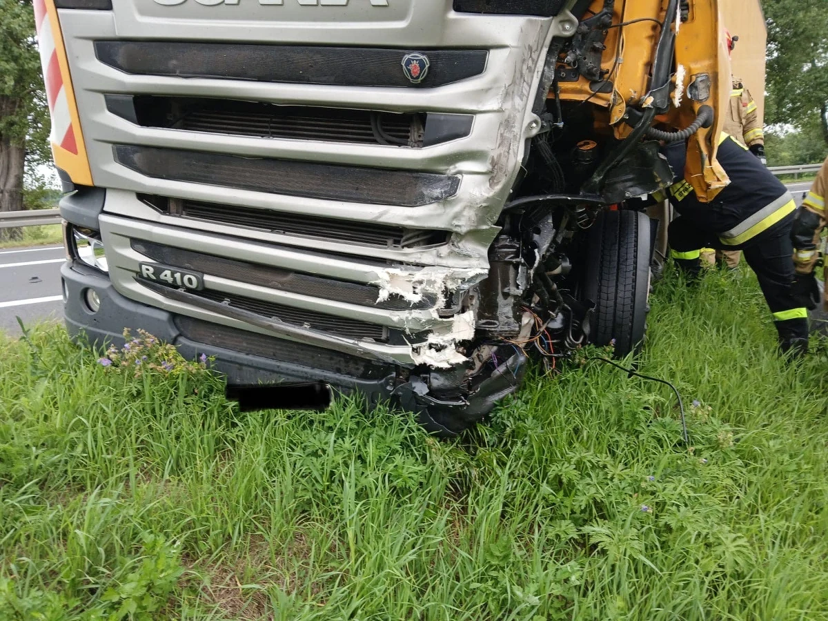 Jedna osoba zginęła w wyniku zderzenia samochodu osobowego z ciężarówką. To 35-letni kierowca osobówki. Informację o tym zdarzeniu dostaliśmy na Gorącą Linię RMF FM.