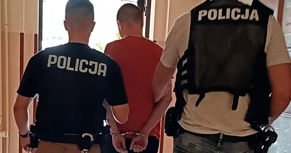 Policjanci zatrzymali dwóch mężczyzn podejrzanych o zaatakowanie maczetami mieszkańca Ełku. Do zdarzenia doszło w marcu br. Motywem przestępstwa miały być osobiste porachunki.