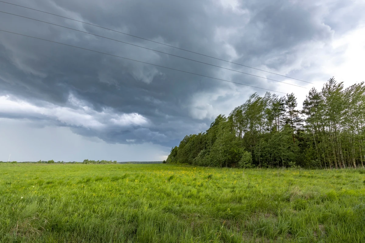 Uwaga na nagłe zmiany pogodowe w południowej i wschodniej części Polski. Instytut Meteorologii i Gospodarki Wodnej ostrzega przed burzami w tych rejonach kraju. Do tego gwałtownie mogą rosnąć tam poziomy wody w rzekach.