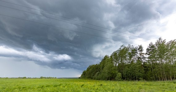 Uwaga na nagłe zmiany pogodowe w południowej i wschodniej części Polski. Instytut Meteorologii i Gospodarki Wodnej ostrzega przed burzami w tych rejonach kraju. Do tego gwałtownie mogą rosnąć tam poziomy wody w rzekach.