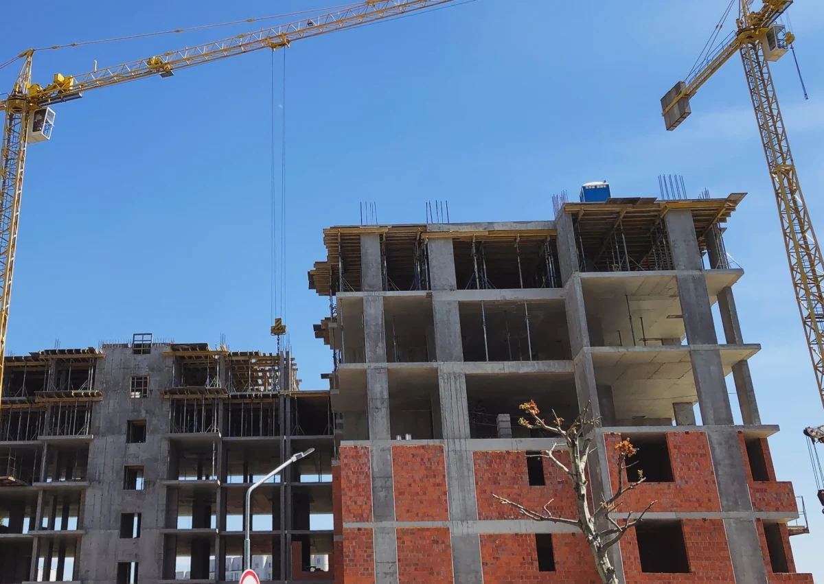 Ceny lokali mieszkalnych w 2023 r. wzrosły o 8,8 proc. w stosunku do 2022 r. i o 79,8 proc. względem 2015 r. - poinformował w poniedziałek GUS. Liczba podpisanych w ubiegłym roku aktów notarialnych dotyczących sprzedaży nieruchomości spadła o 3,8 proc. w stosunku do 2022 r.