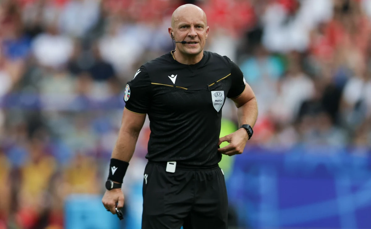 ​Felix Zwayer poprowadzi środowy mecz Holandii z Anglią w Dortmundzie, drugi półfinał piłkarskich mistrzostw Europy. Będzie to czwarte spotkanie tego turnieju pod okiem niemieckiego arbitra. Ta nominacja oznacza, że Szymon Marciniak pozostaje kandydatem do sędziowania finału.