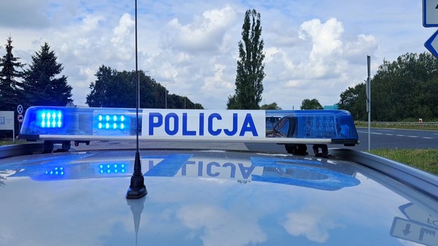 Bieruńscy policjanci, przy wsparciu mundurowych z Komendy Wojewódzkiej Policji w Katowicach, przeprowadzili akcję w trosce o bezpieczeństwo uczestników ruchu drogowego. Podczas działań wykorzystali specjalistyczny pojazd rejestrujący wykroczenia tzw. ruchome stanowisko dowodzenia (RSD). Apelujemy o przestrzeganie przepisów do wszystkich uczestników ruchu drogowego, a także o ostrożność i rozwagę. Każdy użytkownik drogi ma wpływ na bezpieczeństwo.Policjanci monitorowali skrzyżowania oraz oznakowane przejścia dla pieszych, gdzie przede wszystkim kontrolowali wzajemne relacje pomiędzy pieszymi i kierowcami. Stróże prawa zwracali uwagę na to, czy w tych miejscach uczestnicy ruchu przestrzegają obowiązujących przepisów. 