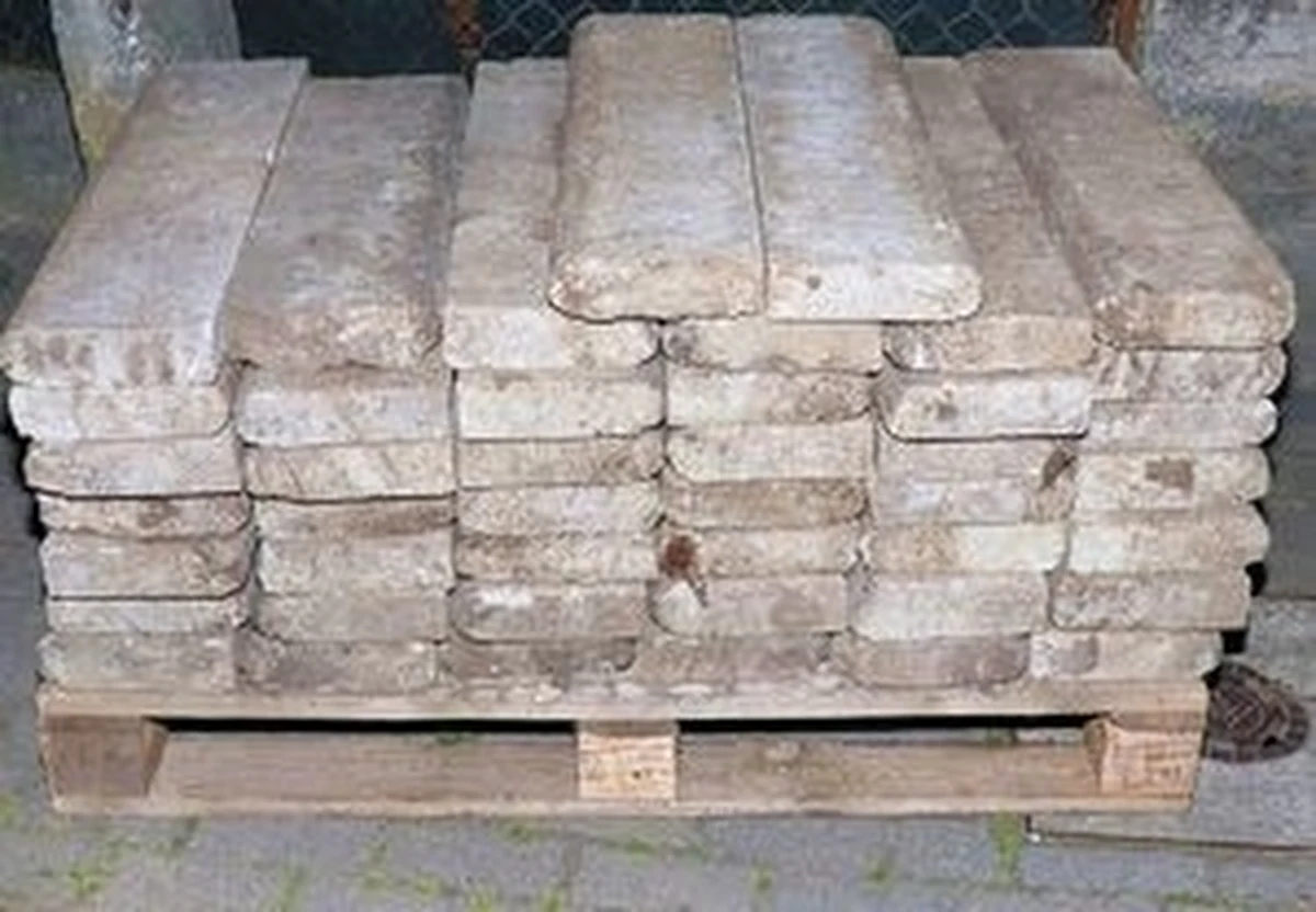 Za kradzież elementów chodnika będzie odpowiadał mieszkaniec Suwałk. 36–latek kradł złożone na palecie przy ulicy płyty chodnikowe. Policjanci przejęli łącznie ponad 160 skradzionych betonowych elementów. Suwalczanin usłyszał już zarzut kradzieży. Grozi mu do 5 lat pozbawienia wolności.