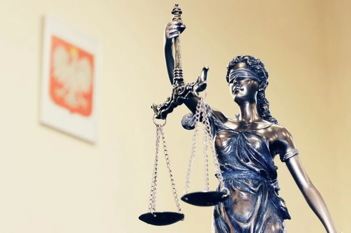 Organizowanie bójek z pseudokibicami innych klubów piłkarskich, publiczne propagowanie ustroju faszystowskiego, czerpanie korzyści z prostytucji - za takie czyny odpowie blisko 50 osób powiązanych ze środowiskiem pseudokibiców Jagielloni Białystok. 
