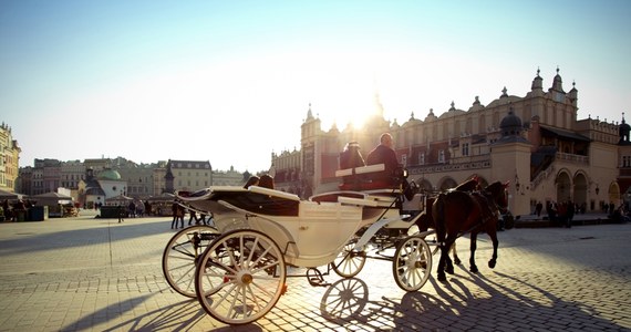 Dorożki nie wyjadą na Rynek Główny w Krakowie. W związku z wydanym przez Instytut Meteorologii i Gospodarki Wodnej ostrzeżeniem, dotyczącym upału, od wtorku do piątku postój stały dorożek w Rynku Głównym zostanie zamknięty. 