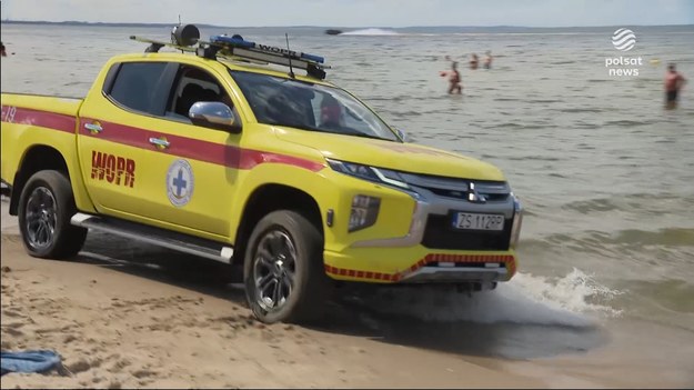 Nastolatek ginie uderzony przez skuter wodny. Młody mężczyzna lekceważy czerwoną flagę na bałtyckiej plaży. W miniony weekend utonęło pięć osób. Od początku kwietnia, ponad 130. I będzie więcej, bo nadchodzące upały zachęcają do korzystania z kąpieli w rzekach, jeziorach oraz Morzu Bałtyckim. Niestety, w czasie wypoczynku nad wodą, często gubimy zdrowy rozsądek. Dla ''Wydarzeń'' Agnieszka Milczarz.